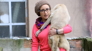 Pamuk 9 aylık engelli bir köpek, sahibi tarafından sokağa atılacakken Uşak'ta Safiye Hanım sahip çıktı.